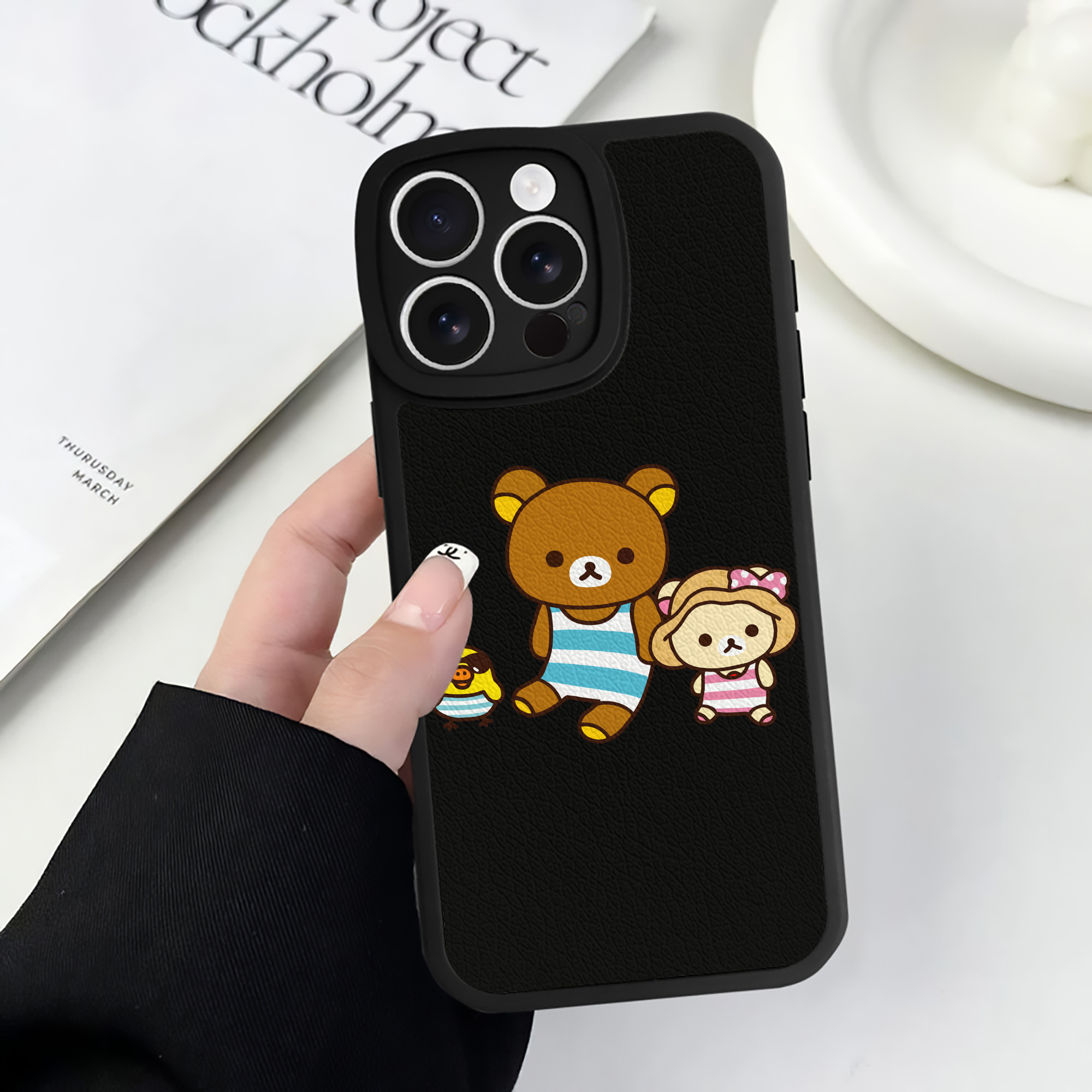 （画像用） リラックマ リラックマ キイロイトリ Rilakkuma Korilakkuma Kiiroitori 【iPhone 16シリーズ対応】シリコンスマホケース（レザー調） 材質：シリコン